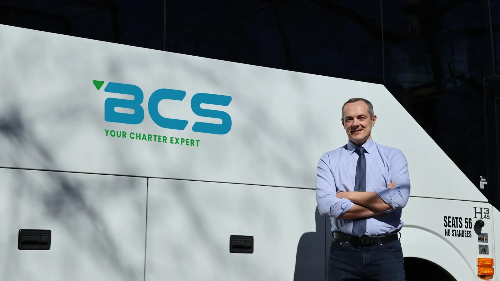 Fondateur de BCS Travel Anton Geier avec autocar charter